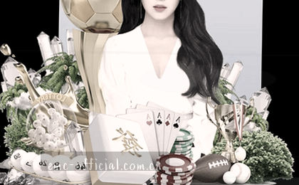 阳光穿过高楼间隙洒在行人的肩上